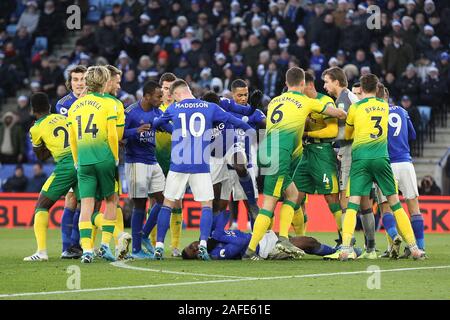 Leicester, Großbritannien. 14 Dez, 2019. Tempers flare während der Premier League Match zwischen Leicester City und Norwich City am King Power Stadium am 14. Dezember 2019 in Leicester, England. (Foto von Mick Kearns/phcimages.com) Credit: PHC Images/Alamy leben Nachrichten Stockfoto