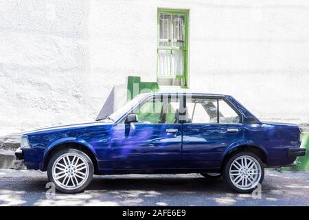 Altstadt von Nizza Oldtimer in Kapstadt, Südafrika. Blaue Autos. Stockfoto