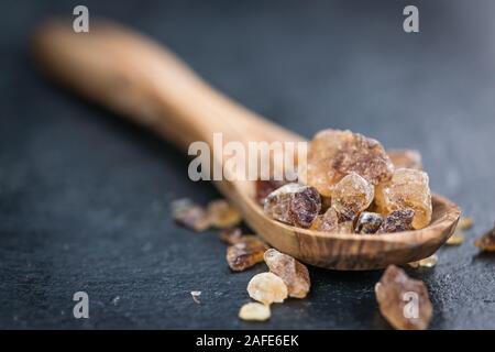 Teil der braune Kandiszucker als detaillierte Nahaufnahme (selektive Fokus) Stockfoto