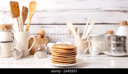 Kochen Pfannkuchen. Zutaten, Geschirr und Küchenutensilien für Pfannkuchen. Selektive konzentrieren. Stockfoto