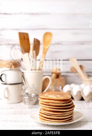 Kochen Pfannkuchen. Zutaten, Geschirr und Küchenutensilien für Pfannkuchen. Selektive konzentrieren. Stockfoto