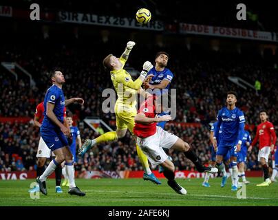 Everton Torwart Jordanien Pickford Schlägen den Ball klar von Harry Maguire von Manchester United in der Premier League Spiel im Old Trafford, Manchester. Stockfoto