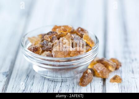 Teil der braune Kandiszucker als detaillierte Nahaufnahme (selektive Fokus) Stockfoto