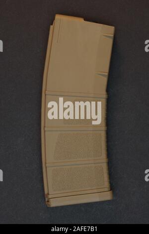 Braun 30 runde AR15 Magazine auf schwarzem Hintergrund isoliert. Stockfoto