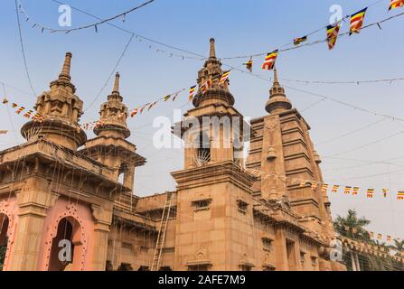 Flaggen vor dem Tempel in Sarnath, Indien Stockfoto