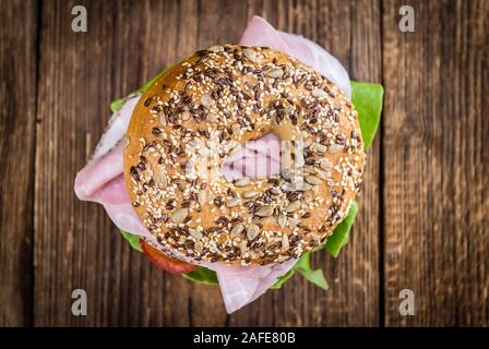 Frische Bagel mit Schinken (selektive Fokus, Nahaufnahme) Stockfoto