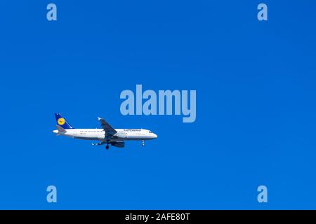 Lissabon, Portugal - Mai, 2018: Lufthansa A320 Flugzeug über Lissabon in einem schönen blauen Himmel Tag fliegen Stockfoto