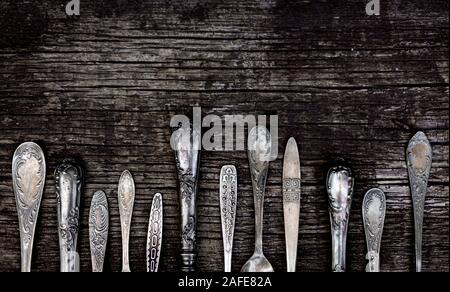 Vintage Besteck - Löffel, Gabeln und Messer auf einem alten Holz- Hintergrund. Selektive konzentrieren. Stockfoto