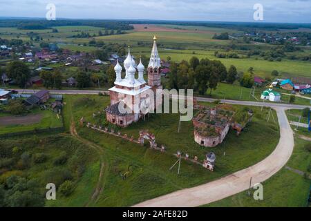 Blick auf die Fürbitte der Kirche an einem bewölkten Tag im September (Luftaufnahmen). Dunilovo. Ivanovo Gebiet, Russland Stockfoto