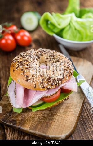 Frische Bagel mit Schinken (selektive Fokus, Nahaufnahme) Stockfoto