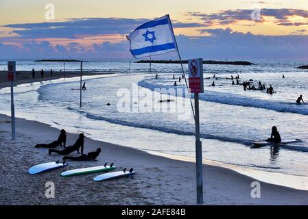 Sonnenuntergang am Strand von Tel Aviv Stockfoto