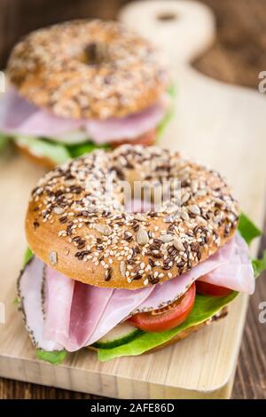 Frische Bagel mit Schinken (selektive Fokus, Nahaufnahme) Stockfoto