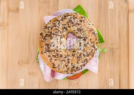 Frische Bagel mit Schinken (selektive Fokus, Nahaufnahme) Stockfoto