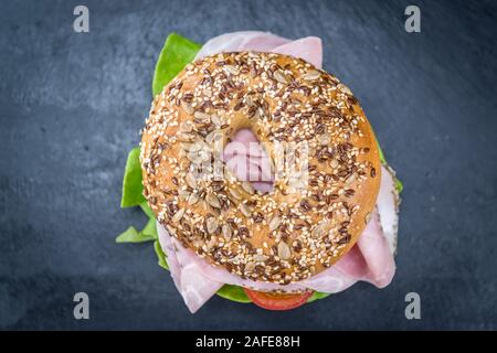 Frische Bagel mit Schinken (selektive Fokus, Nahaufnahme) Stockfoto