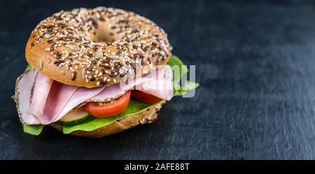 Frische Bagel mit Schinken (selektive Fokus, Nahaufnahme) Stockfoto