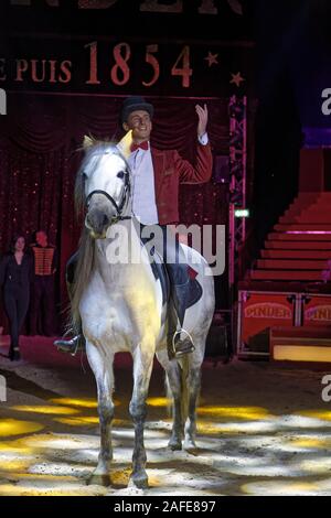 Paris, Frankreich. 14 Dez, 2019. Judicaël Vattier führt während LA LEGENDE fort, indem Pinder Zirkus am Pelouse de Reuilly am 14. Dezember 2019. Stockfoto