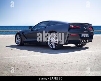 BARCELONA, SPANIEN - 29. SEPTEMBER 2019: 2014 Chevrolet Corvette Stingray (C7, 7. Generation), Rückansicht, an einem sonnigen Tag am Meer Stockfoto