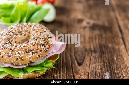 Frische Bagel mit Schinken (selektive Fokus, Nahaufnahme) Stockfoto