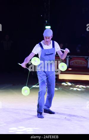 Paris, Frankreich. 14 Dez, 2019. Loïc del Jardín de (Diabolo) führt bei LA LEGENDE fort, indem Pinder Zirkus am Pelouse de Reuilly, Paris. Stockfoto