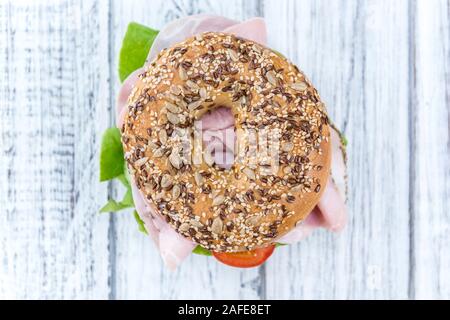 Frische Bagel mit Schinken (selektive Fokus, Nahaufnahme) Stockfoto