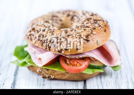 Frische Bagel mit Schinken (selektive Fokus, Nahaufnahme) Stockfoto