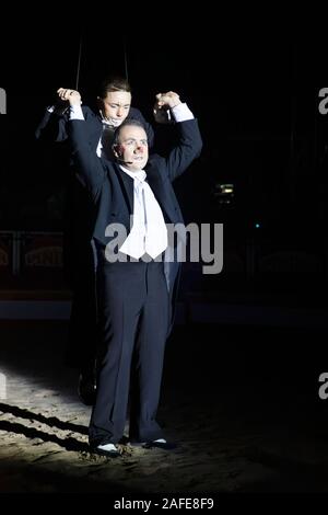 Paris, Frankreich. 14 Dez, 2019. Pascha & Morris (Clowns) führt bei LA LEGENDE fort, indem Pinder Zirkus am Pelouse de Reuilly in Paris. Stockfoto