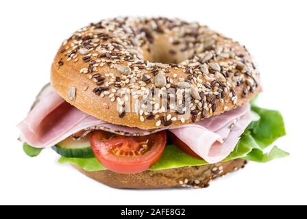 Bagel mit Schinken auf weißem Hintergrund (selektive Fokus isoliert; Nahaufnahme) Stockfoto