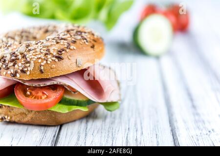 Frische Bagel mit Schinken (selektive Fokus, Nahaufnahme) Stockfoto