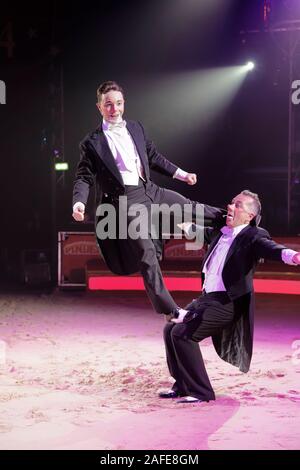 Paris, Frankreich. 14 Dez, 2019. Pascha & Morris (Clowns) führt bei LA LEGENDE fort, indem Pinder Zirkus am Pelouse de Reuilly in Paris. Stockfoto