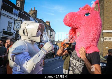 Greenwich, London 15. Dez 2019. Französische panto Pferd Teilnehmer Chats mit seinem stormtrooper Freund. In der Jubiläumsausgabe, die Londoner Pantomime Horse Race2019 verfügt über Star Wars themed horsey Teilnehmer in Teams, die Rennen um Geld für wohltätige Organisationen einschließlich der 'Make A Wish Stiftung anheben. Credit: Imageplotter/Alamy leben Nachrichten Stockfoto