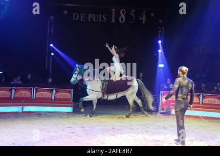 Paris, Frankreich. 14 Dez, 2019. Duo FanThom (equestrian Kunstflug) durchführen, während LA LEGENDE fort, indem Pinder Zirkus am Pelouse de Reuilly. Stockfoto