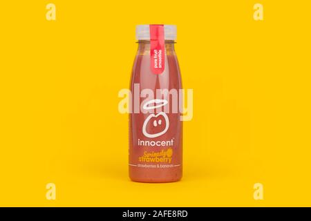 Eine Flasche unschuldige Ernst Erdbeere Smoothie trinken Schuß auf einen gelben Hintergrund. Stockfoto