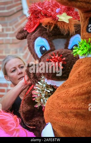 Greenwich, London 15. Dez 2019. "Und Sie sind aus' - die madcap panto Pferde in ihrem Rennen von Pub zu Pub. In der Jubiläumsausgabe, die Londoner Pantomime Horse Race2019 verfügt über Star Wars themed horsey Teilnehmer in Teams, die Rennen um Geld für wohltätige Organisationen einschließlich der 'Make A Wish Stiftung anheben. Stockfoto