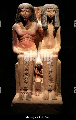 Ägyptische Mumien Ausstellung entdecken Antike lebt in Montreal Museum der Bildenden Künste Grup ein Statuen der ägyptischen Priester, seine Frau und ihr Sohn. Stockfoto