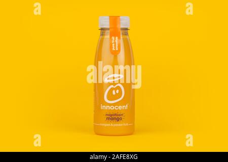 Eine Flasche Unschuldige herrliche Mango Smoothie trinken Schuß auf einen gelben Hintergrund. Stockfoto