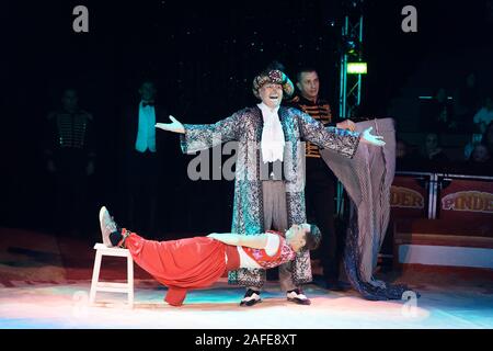 Paris, Frankreich. 14 Dez, 2019. Pascha & Morris (Clowns) führt bei LA LEGENDE fort, indem Pinder Zirkus am Pelouse de Reuilly in Paris. Stockfoto