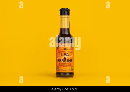 Eine Flasche von Lea & Perrins Worcestershire Sauce Schuß auf einen gelben Hintergrund. Stockfoto