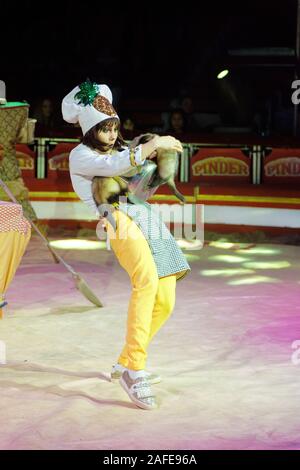 Paris, Frankreich. 14 Dez, 2019. Anelya Roslyakova und Ihr Frettchen während LA LEGENDE fort, indem Pinder Zirkus am Pelouse de Reuilly, Paris. Stockfoto