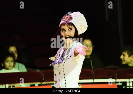 Paris, Frankreich. 14 Dez, 2019. Anelya Roslyakova und Ihr Frettchen während LA LEGENDE fort, indem Pinder Zirkus am Pelouse de Reuilly, Paris. Stockfoto