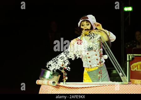 Paris, Frankreich. 14 Dez, 2019. Anelya Roslyakova und Ihr Frettchen während LA LEGENDE fort, indem Pinder Zirkus am Pelouse de Reuilly, Paris. Stockfoto