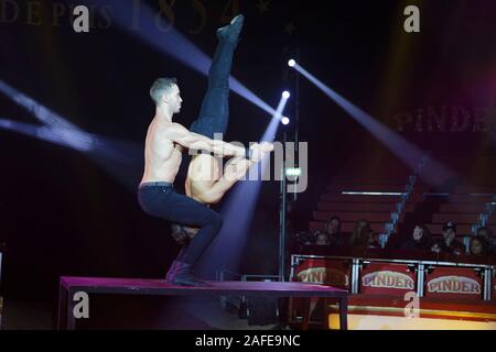 Paris, Frankreich. 14 Dez, 2019. Brüder von Tanger, während LA LEGENDE fort, indem Pinder Zirkus am Pelouse de Reuilly am Dezember 14, 2019 Stockfoto