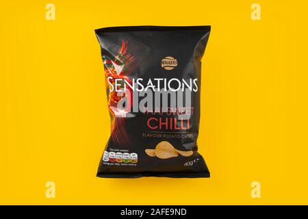 Ein Paket von Walkers Sensations chips Schuß auf einen gelben Hintergrund. Stockfoto