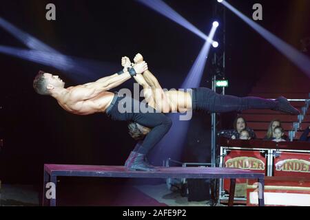Paris, Frankreich. 14 Dez, 2019. Brüder von Tanger, während LA LEGENDE fort, indem Pinder Zirkus am Pelouse de Reuilly am Dezember 14, 2019 Stockfoto