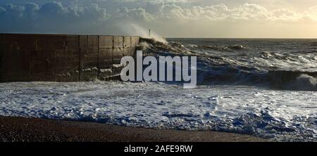 Wellen auf der Marina arm Stockfoto