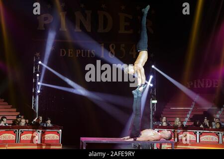 Paris, Frankreich. 14 Dez, 2019. Brüder von Tanger, während LA LEGENDE fort, indem Pinder Zirkus am Pelouse de Reuilly am Dezember 14, 2019 Stockfoto