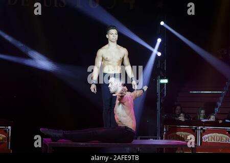 Paris, Frankreich. 14 Dez, 2019. Brüder von Tanger, während LA LEGENDE fort, indem Pinder Zirkus am Pelouse de Reuilly am Dezember 14, 2019 Stockfoto