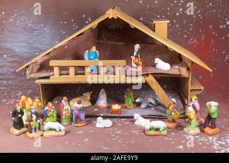 Krippe mit provenzalischen Krippenfiguren in Terrakotta Stockfoto