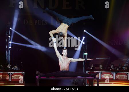 Paris, Frankreich. 14 Dez, 2019. Brüder von Tanger, während LA LEGENDE fort, indem Pinder Zirkus am Pelouse de Reuilly am Dezember 14, 2019 Stockfoto