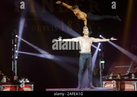 Paris, Frankreich. 14 Dez, 2019. Brüder von Tanger, während LA LEGENDE fort, indem Pinder Zirkus am Pelouse de Reuilly am Dezember 14, 2019 Stockfoto