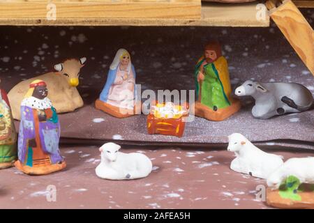 Krippe mit provenzalischen Krippenfiguren in Terrakotta Stockfoto